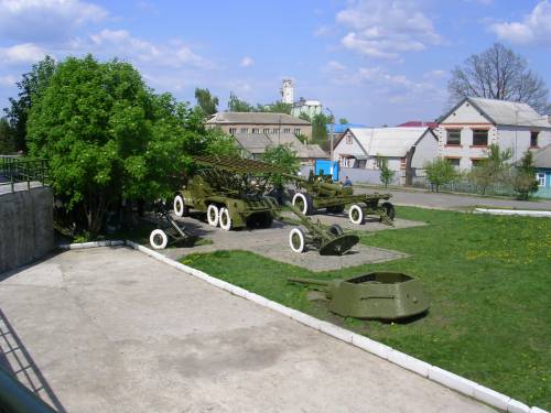 Военная техника у музея